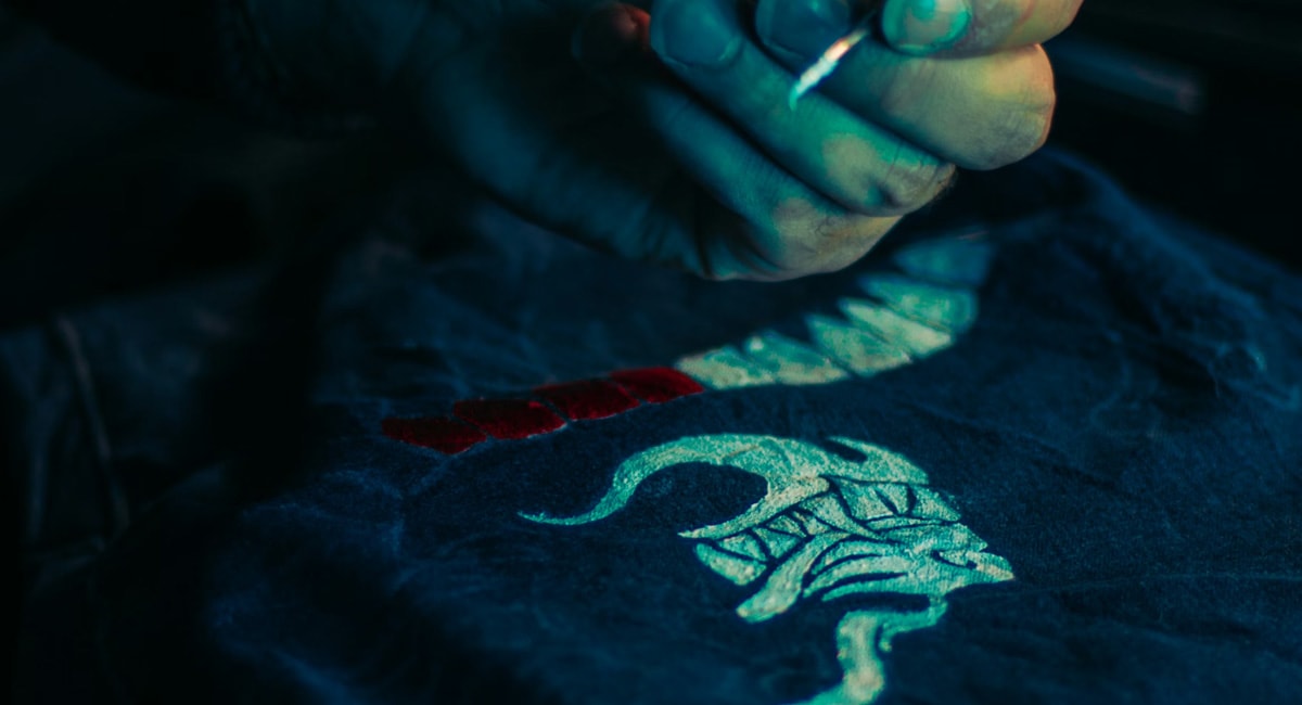 Ruční malování na tričko barvami na textil