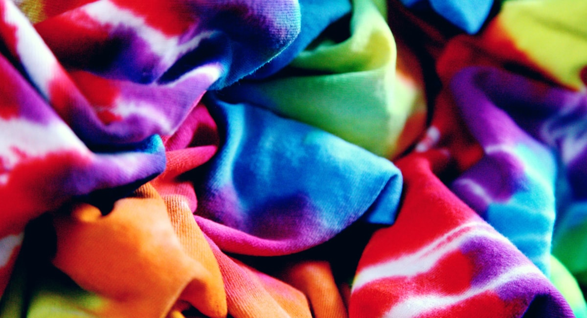 Batikované tričko v duhových barvách – tie-dye technika